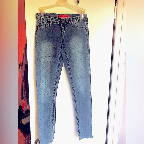 BRAZIL | Skinny Jegging | Mid Rise | Stretchy | XS - Picture 1 of 5